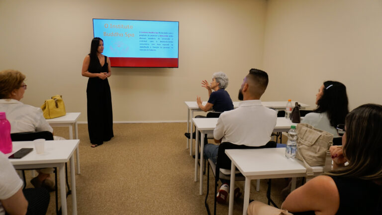 Alunos no Buddha Spa College
