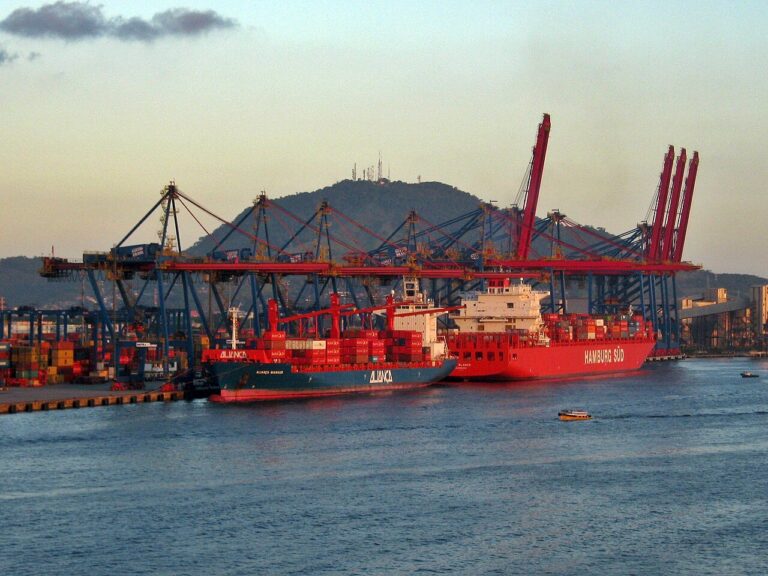 Porto de Santos, principal porto do Brasil