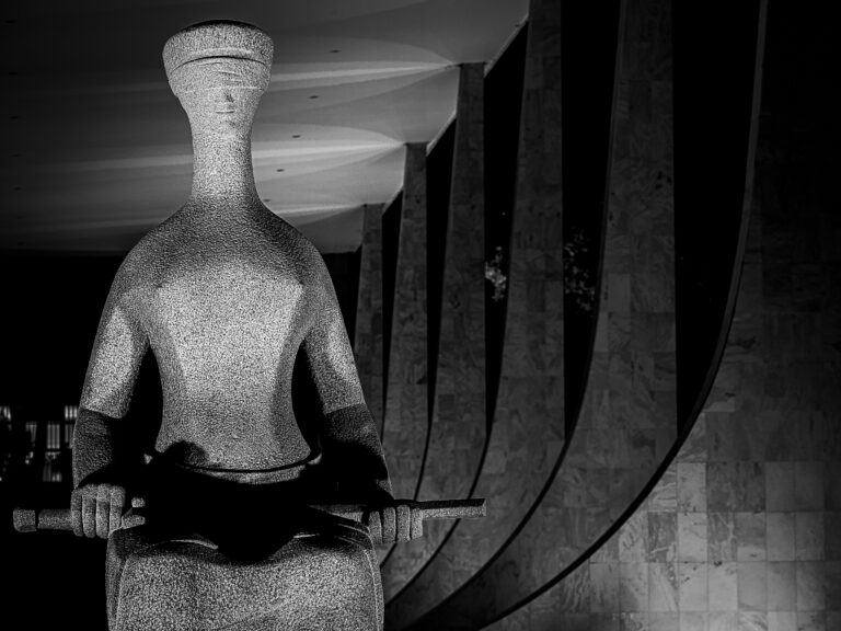Estátua A Justiça, diante do Supremo Tribunal Federal, em Brasília, em preto e branco