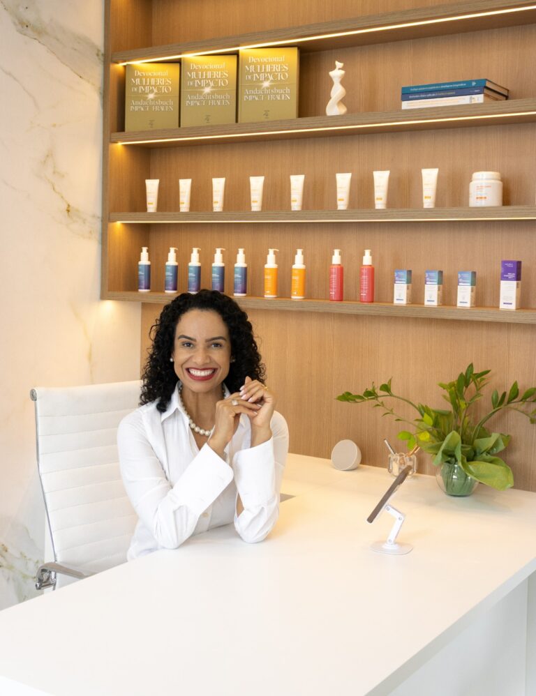 Naélen Almeida da Silva em sua clínica de estética em Blumenau