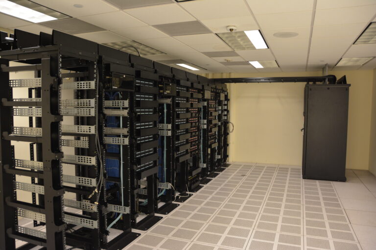Racks de servidores em data center