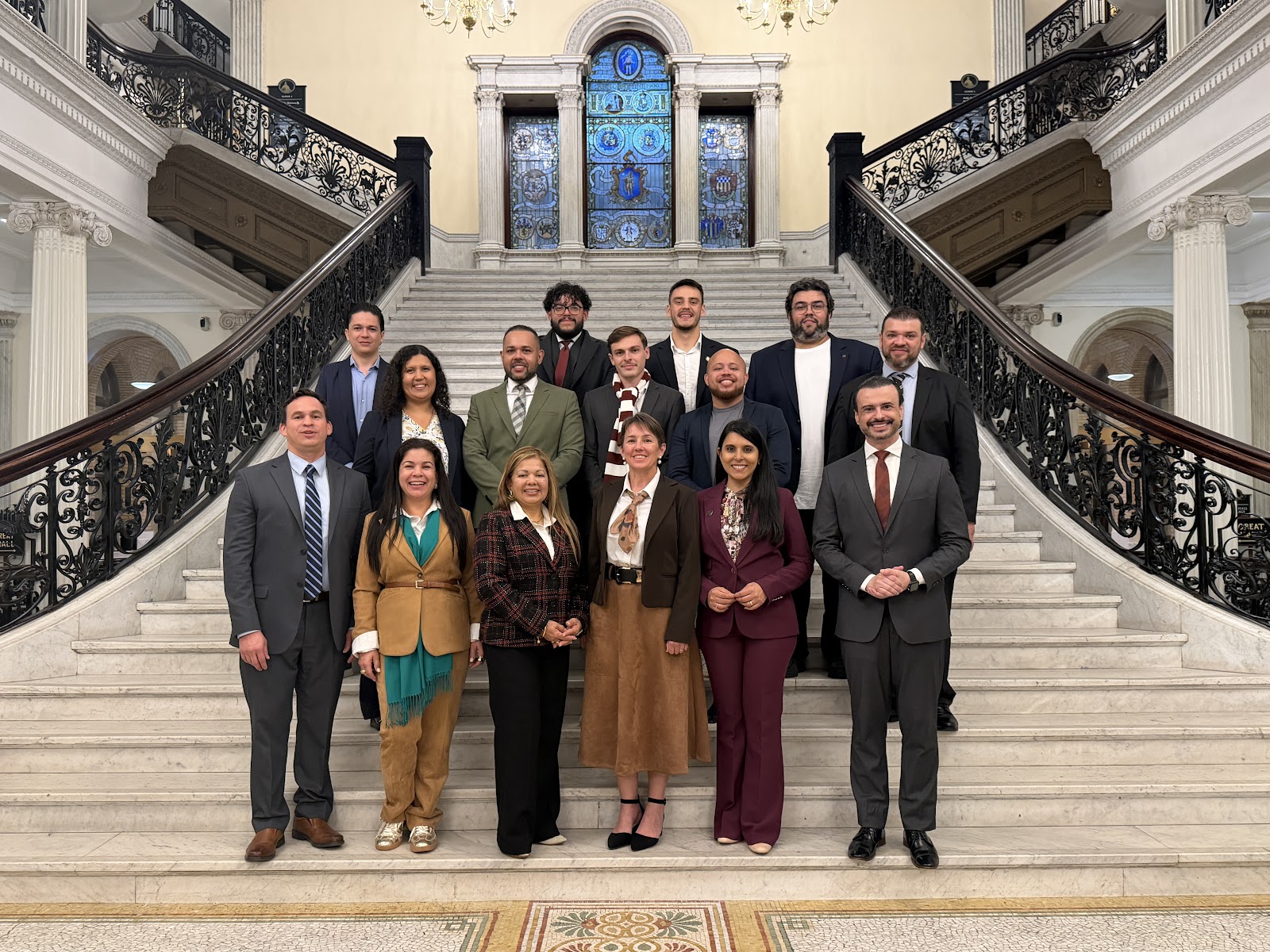 A comitiva da Missão Boston 2026 com os deputados Danillo Sena e Rita Mendes na Massachusetts State House.