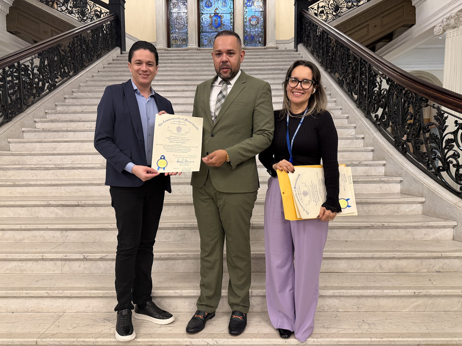 Fabrício Ribeiro (à esquerda), realizador da Missão, recebe uma citation da Câmara dos Representantes de Massachusetts. Todos os integrantes da comitiva foram agraciados com o documento.