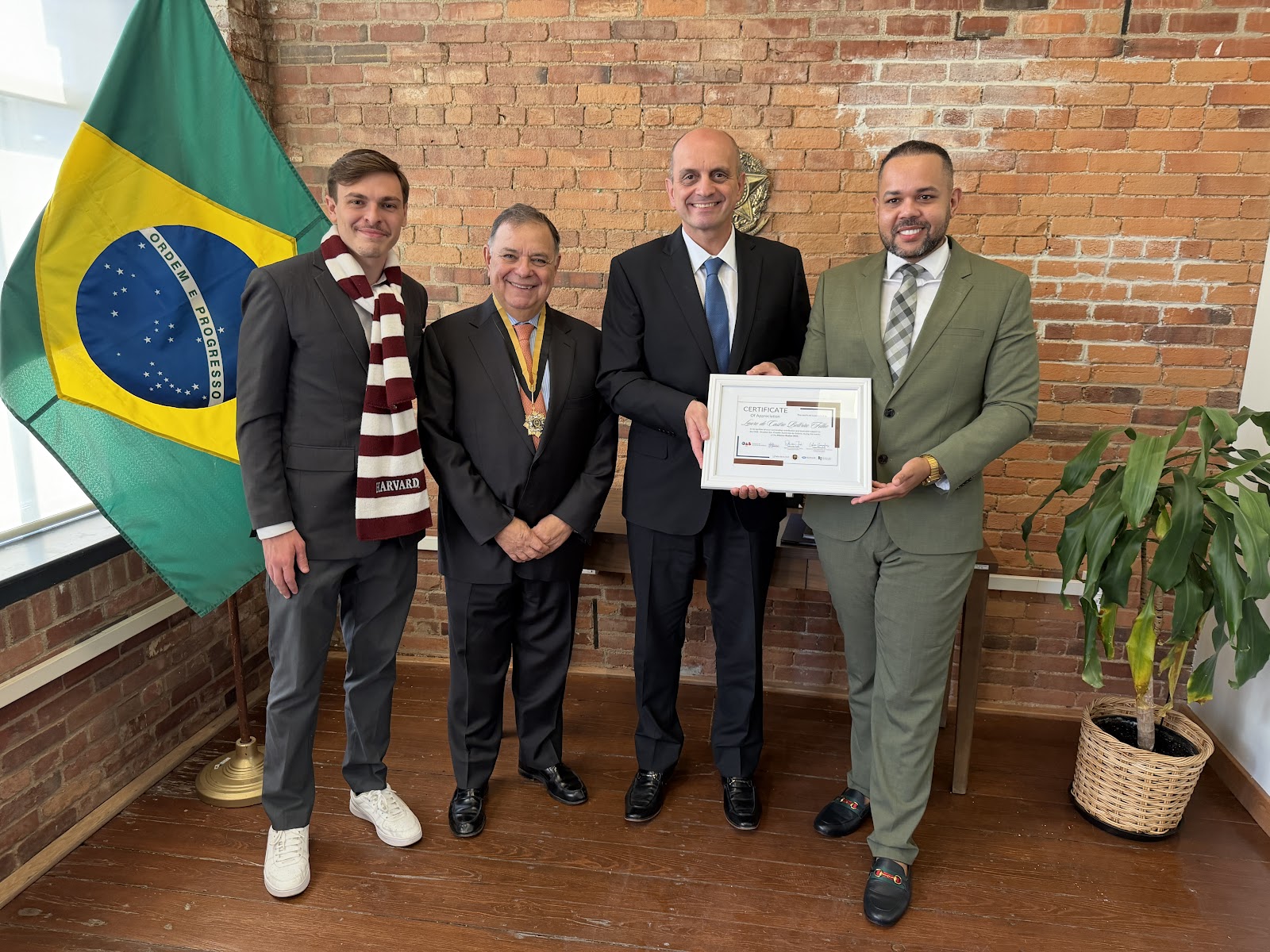 Lauro de Castro Beltrão Filho, Cônsul-Geral Adjunto do Brasil em Boston, recebe a homenagem da OAB Aparecida de Goiânia das mãos de Lohan Gonçalves.