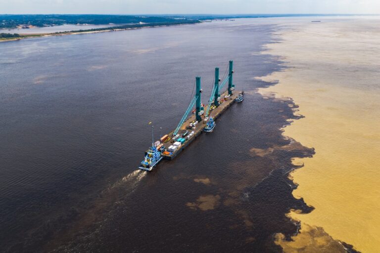 Infraestrutura flutuante do Super Terminais no Encontro das Águas entre os rios Negro e Solimões