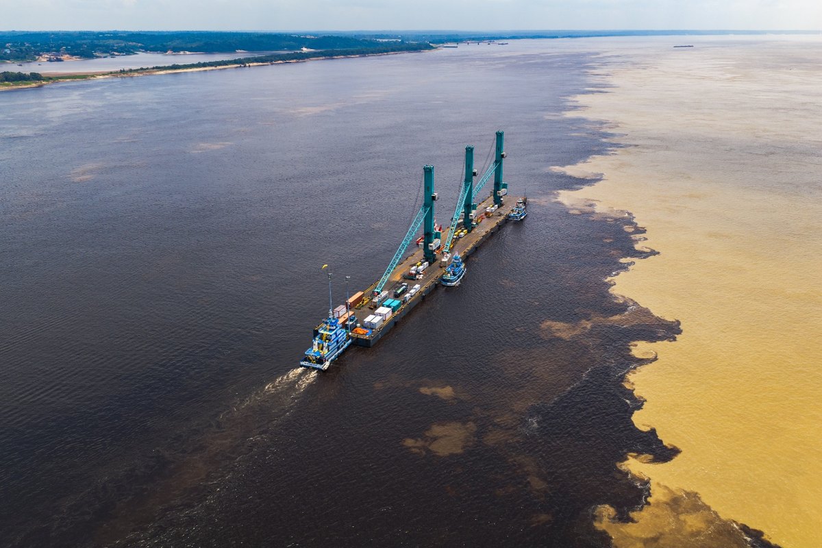 Infraestrutura flutuante do Super Terminais no Encontro das Águas entre os rios Negro e Solimões